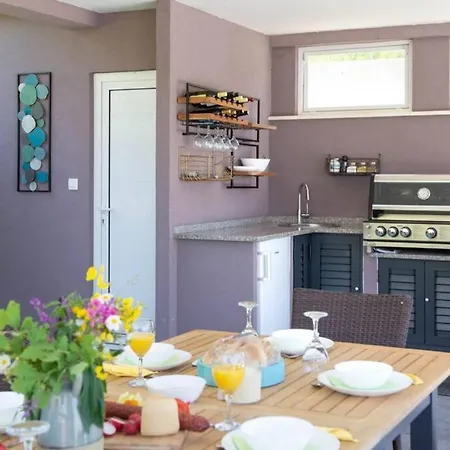 Nava Villa Zrnovnica